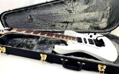 Guitare électrique RG450DXB (fini blanc) et case rigide sur mesure