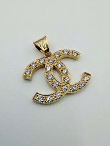 Pendentif en Or Jaune 10k Chanel avec Zircons 3.22 Grammes
