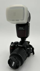 Caméra Nikon D3100 avec lentille 18-55 et flash
