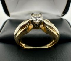 Bague en Or 14K avec Beau  Diamant Central 