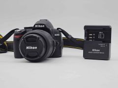 Canéra Nikon D3000 avec Lentille Batterie et Chargeur