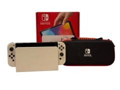 Console Nintendo Switch OLED avec étui