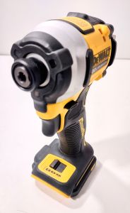 VISSEUSE A CHOCS  1 quart de pouce DEWALT DCF850 ( outil seulement)
