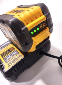Ensemble BATTERIE DEWALT 9AH  avec chargeur original DEWALT (DCB1104)