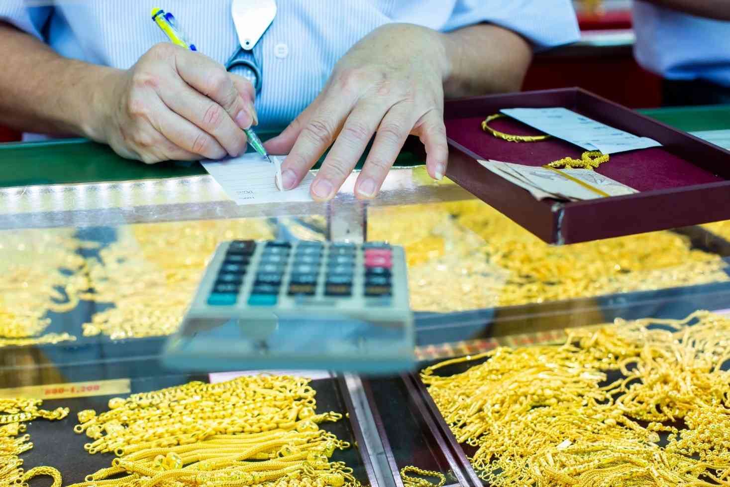 A gold seller prepares an offer