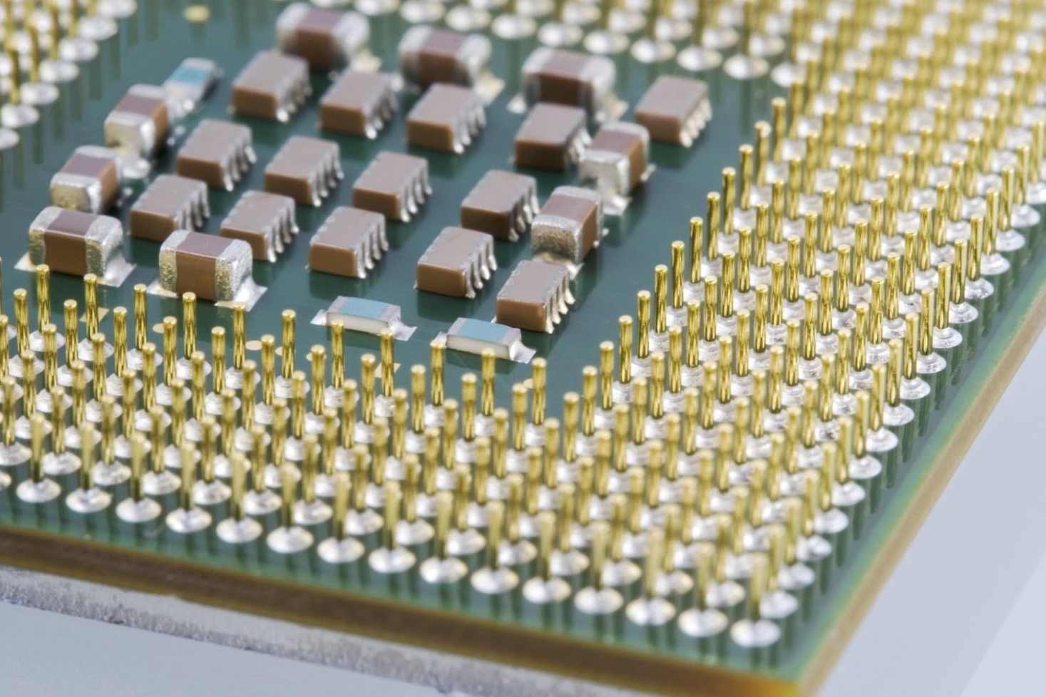 Gros plan sur un processeur d'ordinateur contenant de l’or