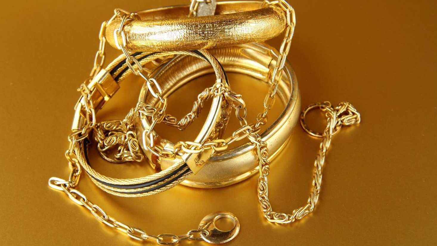 10K, 14K, 18K and 24K gold jewellery compared before an appraisal.